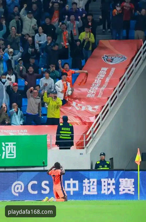 青岛海牛3-1力克上海海港最新动态:时隔13年主场复仇,降级区突围成功